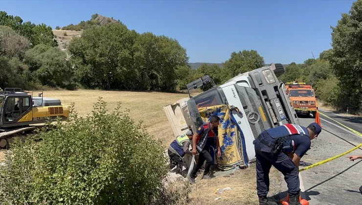 Kütahya’da Kamyon Şarampole Devrildi, Sürücü Hayatını Kaybetti