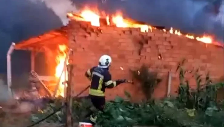 Tavşanlı’da bir evin odunluğunda yangın çıktı