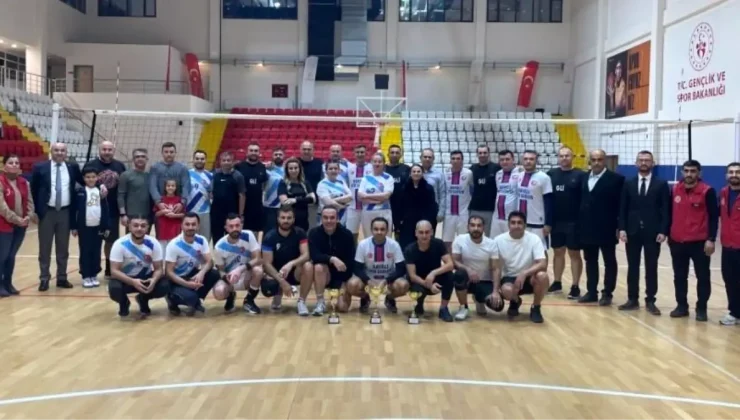 Cumhuriyet Voleybol Turnuvası’nın Şampiyonu İlçe Emniyet Müdürlüğü