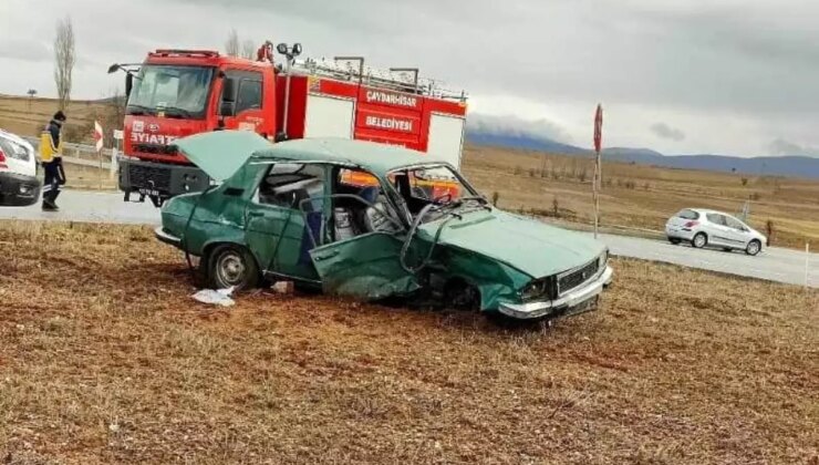 Kütahya’da Büyükbaş Hayvan Yüklü Kamyonet ile Otomobil Çarpıştı: 2 Yaralı